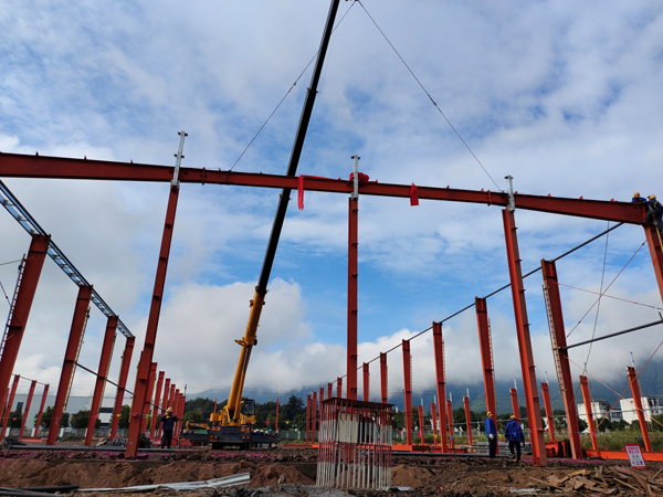黄山格罗智能电器项目A4#厂房完成首榀钢梁吊装